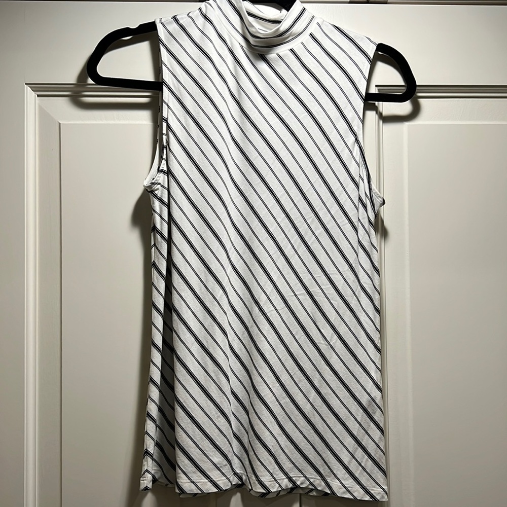 Chico’s ladies size 0 mock turtleneck sleeveless top black and white